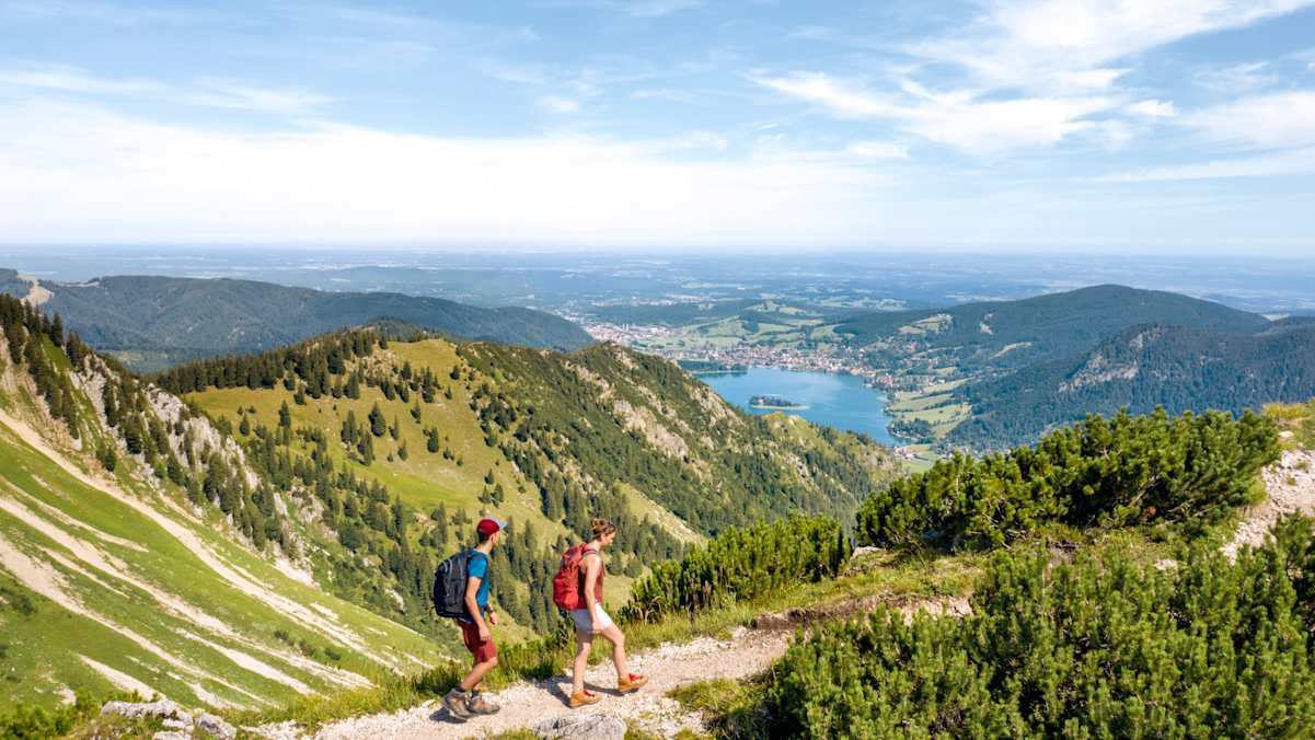 Mit Wanderschuhen und Jause im Rucksack, die Gegend rund um den bayerischen Schliersee erkunden